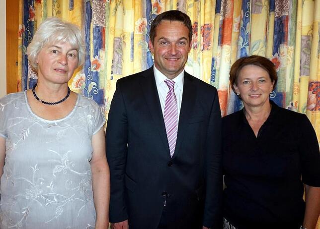 Die Vorsitzenden des Frauenvereins Johanna Albrecht (links, Stellvertreterin) und Cornelia Maier mit Bürgermeister Joachim Baumert, der ...