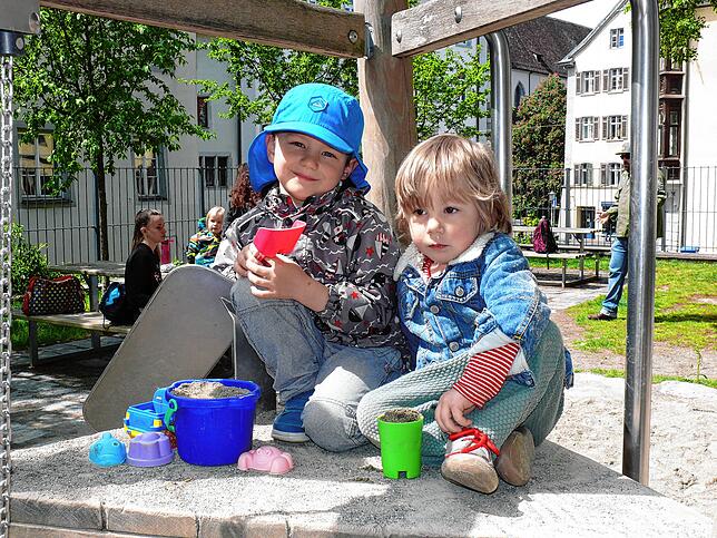 Maxim, 5, und Jannik, 2, haben sich erst kennengelernt. Einig sind sie sich, dass Sandeln keinen Aufschub duldet.