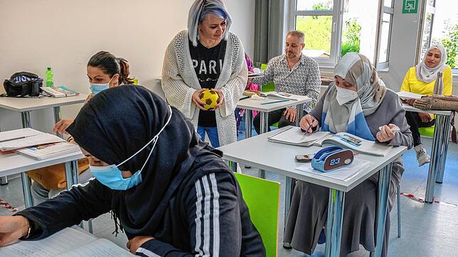 Teilnehmer lernen Deutsch in einem Kurs an einer Volkshochschule &ndash; hier ein Symbolbild aus Singen aus dem Juni 2021.