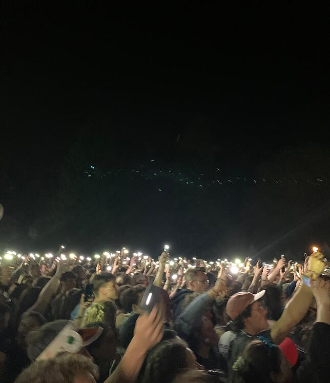 Das Feuerzeug des Jahres 2023: Mit den Taschenlampen ihrer Handys machen die Fans Stimmung.