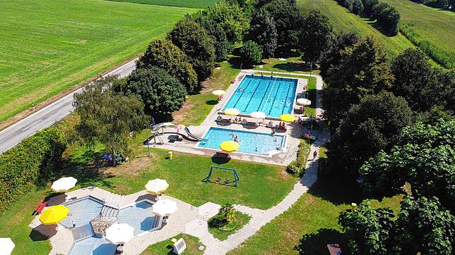 Eingerahmt zwischen Rhein und Hügeln und mit schattenspendenden Bäumen ist das Freibad in Reckingen. Für die Einheimischen aus der ...