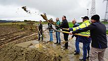 Der Spatenstich (von links): Bauleiter Schätzle (Firma Stumpp), Projektmanager Marco Bürger, Stadtbaumeister Udo Brugger, Bürgermeister ...