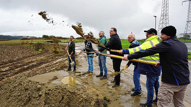 Der Spatenstich (von links): Bauleiter Schätzle (Firma Stumpp), Projektmanager Marco Bürger, Stadtbaumeister Udo Brugger, Bürgermeister ...