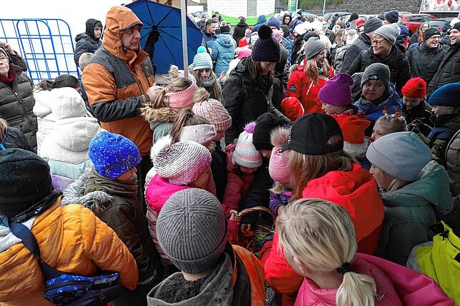 Bild 16: Groß und Klein trotzen beim Weihnachtsmarkt Rickenbach dem Schmuddelwetter