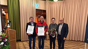 Geehrt (von links): DRK-Chef Heiko Weissenberger, Walter Probst und Rosi Morath.