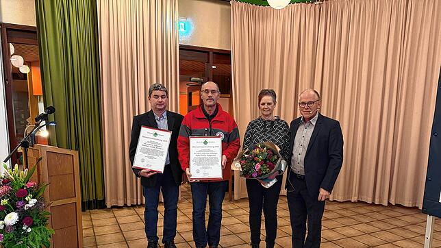Geehrt (von links): DRK-Chef Heiko Weissenberger, Walter Probst und Rosi Morath.