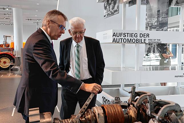 ZF-Vorstandschef Holger Klein (links) führt Ministerpräsident Winfried Kretschmann durch eine Ausstellung in der ZF-Zentrale. Das Bild ...