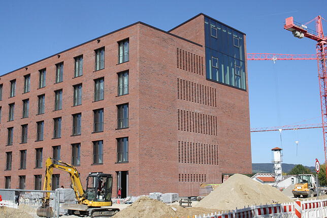 Am neuen Rathaus, das mit 750 000 Klinkersteinen verkleidet ist, sind die Innenarbeiten im Gange. Es soll Ende März/Anfang April ...