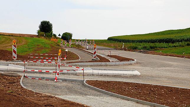 Deutlich zu erkennen ist schon die Einmündung aus dem künftigen Wohngebiet auf die Donaueschinger Straße. Es fehlt noch der Straßenbelag.