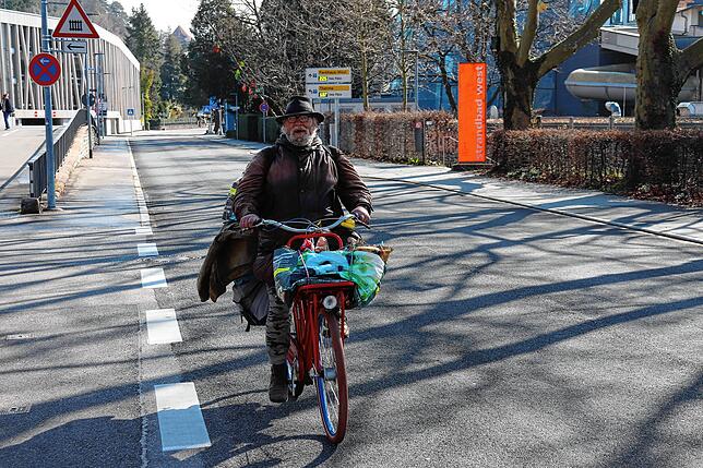 Daniel Magri auf seinem Fahrrad unterwegs auf Höhe der Überlinger Therme.