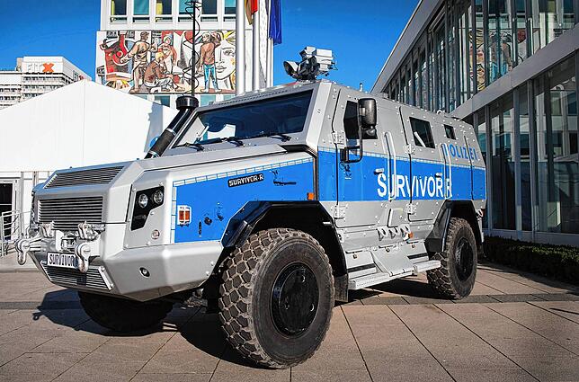 (Symbolbild) Ein solcher Polizeipanzer ist bei der Razzia eingesetzt worden.