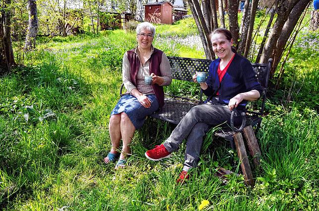Kräuterfrau Madelaine Balmer (links) spricht inmitten ihres Wildkräutergartens mit unserer Mitarbeiterin Ursula Freudig.