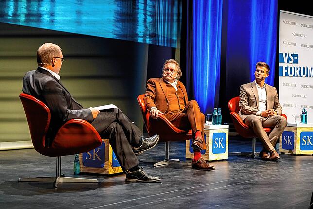 Andreas Ambrosius (von links) spricht mit Ingo Lenßen und Robert Scheel beim VS-Forum darüber, wie es hinter Gefängnismauern wirklich ...