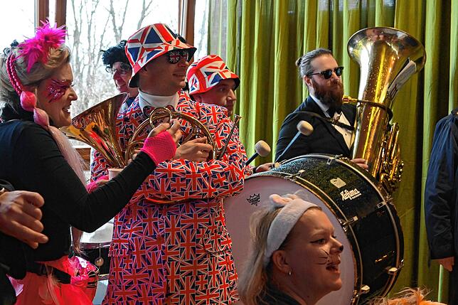 Bild 9: Schmotziger Fasnet in Hagnau: Flamingos, Cowboys und Matrosen feiern ausgelassen!