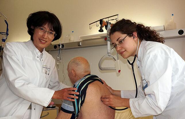 Chefärztin Sun Ju Kim (links), hier mit einer Studentin bei der Betreuung eines Patienten, leitet auch künftig die Medizinische Klinik 1 ...