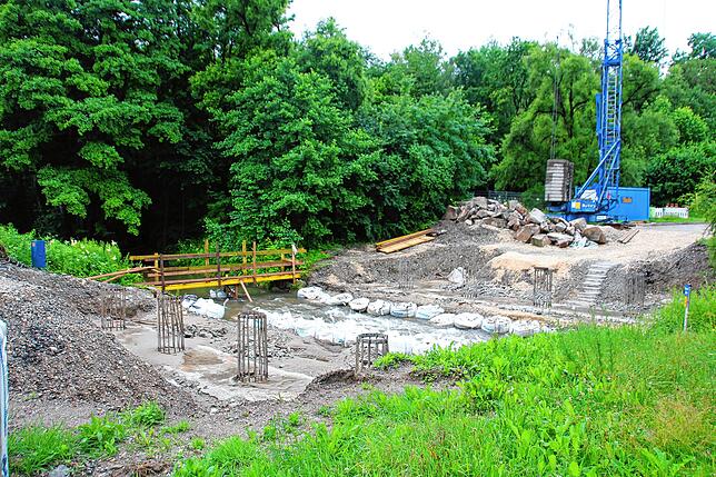 Bild 12: Abriss und Neubau: Ein Rückblick in 20 Bildern auf die Brücken-Großbaustelle auf der B313 vor dem Stockacher Rißtorf-Kreisel