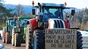 Bild : Bauern protestieren gegen Sparpläne: Bilder vom Traktorkorso zur Brauerei Rothaus