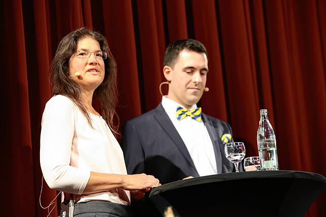 Stadtarchivarin Britta Panzer und Simon Götz führen durch den Abend.