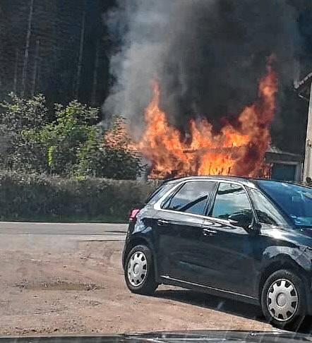 Der Carport in Flammen, doch weitere Schäden hielten sich in Grenzen.