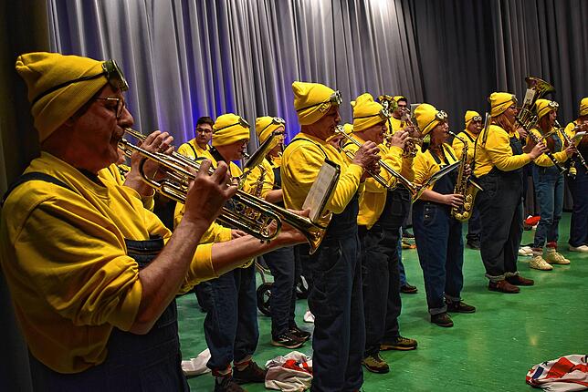 Bild 2: Narrenverein Stiegele Chatz begeistert beim Bunten Abend in Ühlingen
