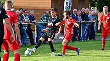 Matchwinner: Mario Hoppe (schwarzes Trikot, im Spiel beim FC Wallbach) bereitete zwei Treffer von Patrick Vögele vor und erzielte das ...