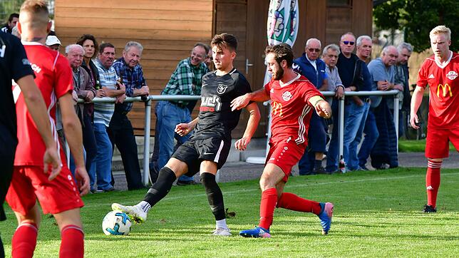 Matchwinner: Mario Hoppe (schwarzes Trikot, im Spiel beim FC Wallbach) bereitete zwei Treffer von Patrick Vögele vor und erzielte das ...
