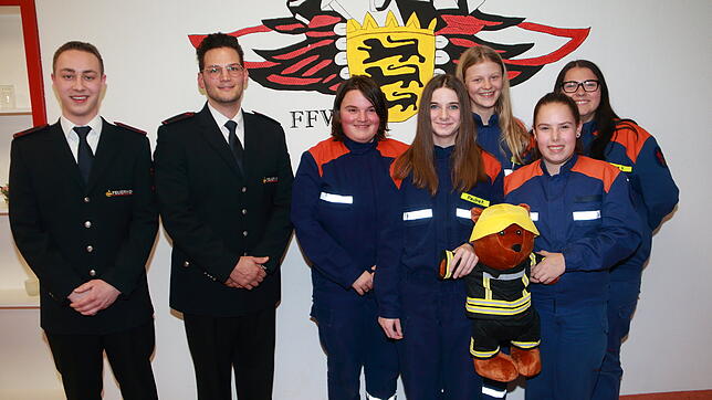 Die Jugendfeuerwehrwarte der Feuerwehr Mönchweiler, David Grußer (von links) und Benjamin Pfitscher, leisten mit einer im Wesentlichen ...