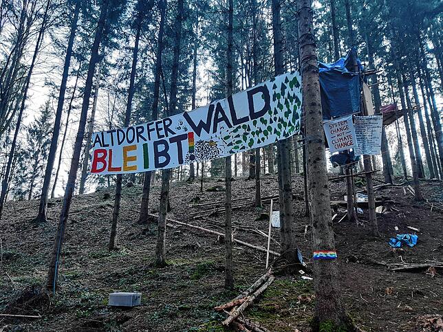Das ist die klare Botschaft der Aktivisten: &bdquo;Der Altdorfer Wald bleibt&ldquo;.