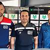 FC 08 Villingens Sportvorstand Arash Yahyaijan (Mitte) freut sich über das neue Trainer-Duo der U21, Daniel Miletic (links) und Mustafa ...