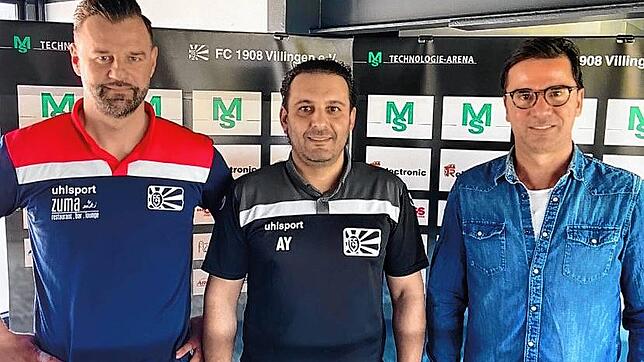 FC 08 Villingens Sportvorstand Arash Yahyaijan (Mitte) freut sich über das neue Trainer-Duo der U21, Daniel Miletic (links) und Mustafa ...