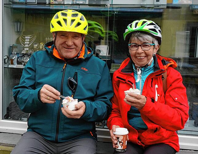„To go“ geht immer: In Tiengen hatten am frühen Nachmittag kaum Lokale auf, Beate und Bruno Kalinasch reicht aber das Eis ...