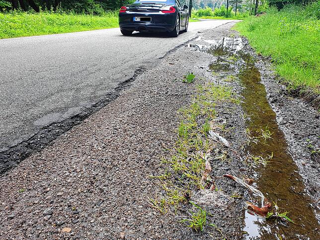 Der Fahrbahnrand der Eichholzstraße zwischen der Waldshuter Bergstadt und der Gurtweiler Straße bröckelt immer mehr weg. Mehrere ...