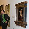 Umgeben von großer Kunst: Kulturamtsleiter Michael Brunner im Jahr 2006 bei einer Führung durch die die Ausstellung &bdquo;Glanz und ...