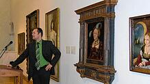 Umgeben von großer Kunst: Kulturamtsleiter Michael Brunner im Jahr 2006 bei einer Führung durch die die Ausstellung &bdquo;Glanz und ...