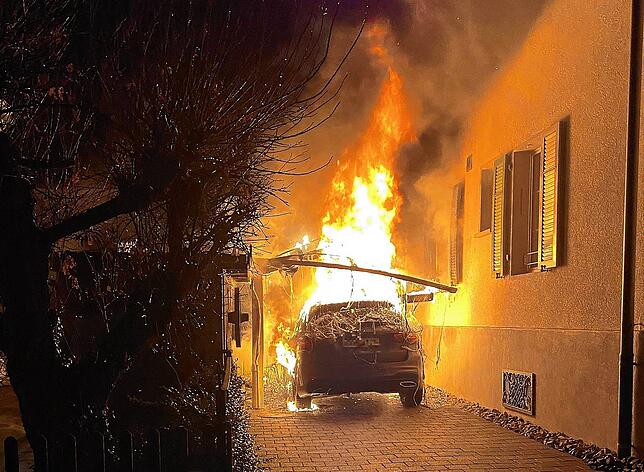 Bei einem Fahrzeugbrand in Hölstein wurde niemand verletzt. Das Fahrzeug erlitt jedoch Totalschaden, die Polizei sucht Zeugen.