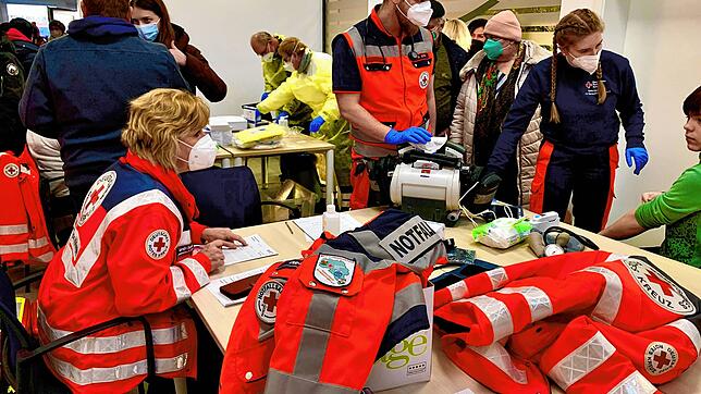 Die DRK-Vorsitzende Kerstin Skodell (von links), Notfallsanitäter Udo Jehli und Rettungssanitäterin Danila Hauser messen Blutdruck, ...