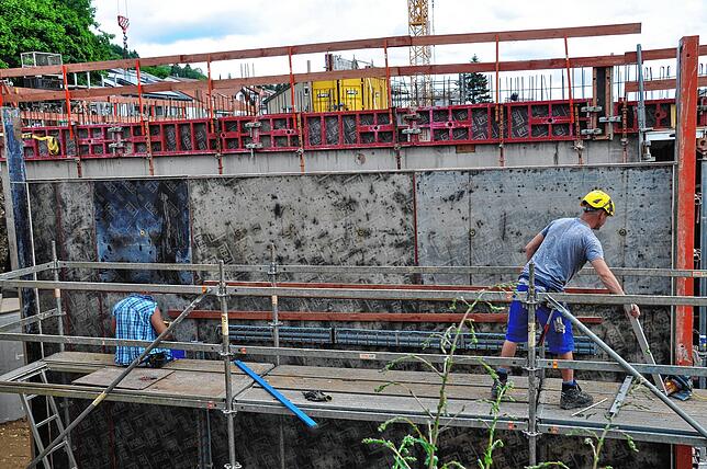 Zahlreiche Schalungen werden aktuell beim Rohbau des Schulcampus auf der großen Baustelle eingerichtet.