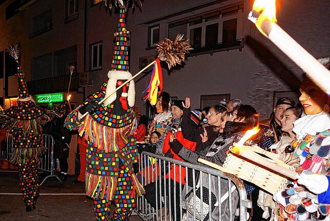 Auf Tuchfühlung: Bei den Brauchtumsvorführungen beim Hochrhein Narrentreffen sucht dieses Mitglied der Butzenzunft Kiebingen den Kontakt ...