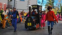 Emma schnaubt die Kirchstraße hinunter. Familie Schmäh überzeugte die Jury beim Kärrelerennen mit ihrer kleinen Lokomotive.