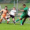 Eine gute Chance zum Ausgleich hatte hier der Aach-Linzer Nico Restle (5). Der Hilzinger Kapitän Yanik Becker (Mitte) konnte hier den ...