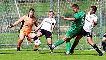 Eine gute Chance zum Ausgleich hatte hier der Aach-Linzer Nico Restle (5). Der Hilzinger Kapitän Yanik Becker (Mitte) konnte hier den ...