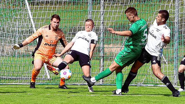 Eine gute Chance zum Ausgleich hatte hier der Aach-Linzer Nico Restle (5). Der Hilzinger Kapitän Yanik Becker (Mitte) konnte hier den ...