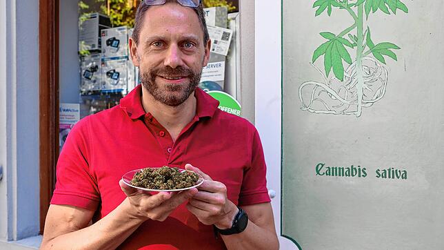 Daniel Hölzle, Stadtrat der Freien Wähler und Apotheker, beschäftigt sich von Berufs wegen seit Jahrzehnten mit Cannabis. Ein ...