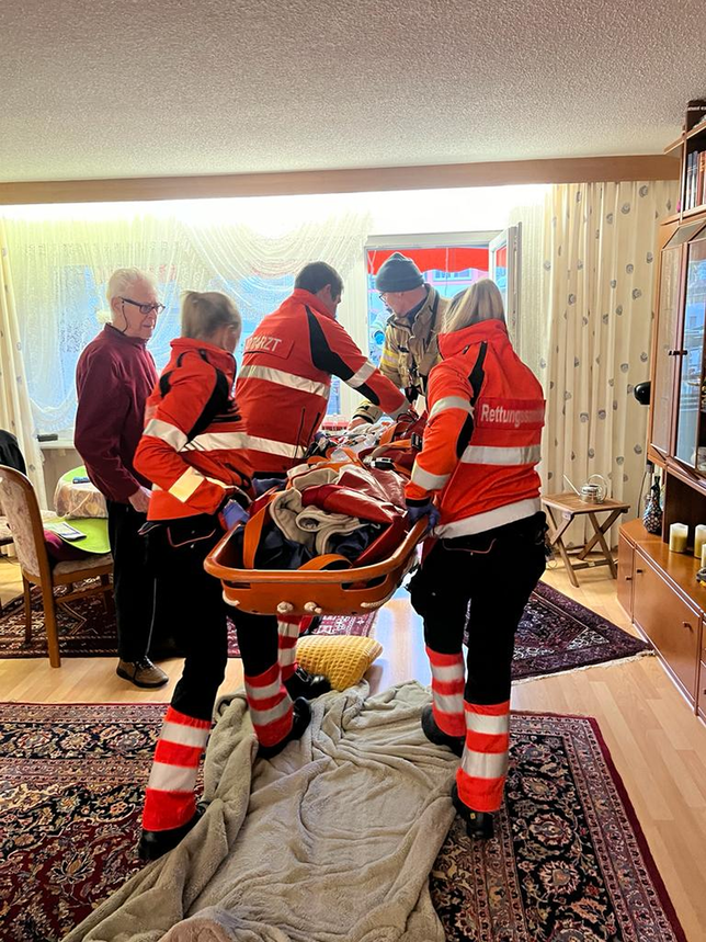 Notfall am 24. November 2023: Inge Duelli (86) muss wegen eines medizinischen Notfalls dringend in ein Krankenhaus. Das Problem: Der ...