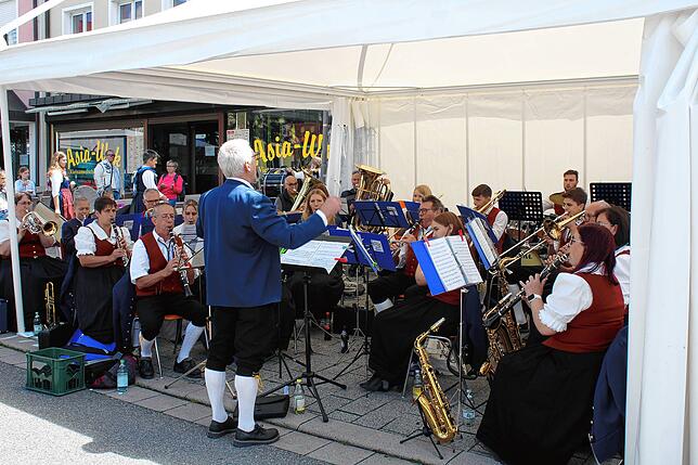 Bild 2: Bilder vom Straßenfest am Schweizer Feiertag (1)