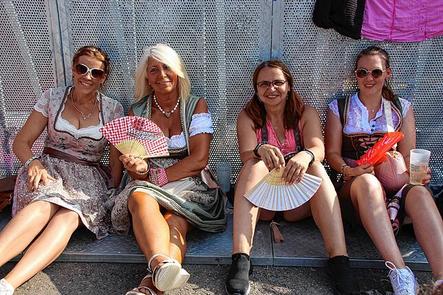 Bild 9: Pfullywood-Festival: Andreas Gabalier und Fans trotzen dem Wetter!