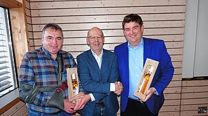 Ortsvorsteher Georg Baum (Mitte) dankt den Ortschaftsräten Rolf Schütz (links) und Christian Stark. Bild: Rainer Bombardi