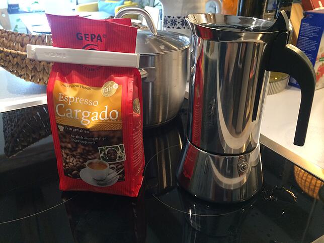 Alternative zu Pads: Fairer Kaffee, zubereitet im Mokka-Kocher.