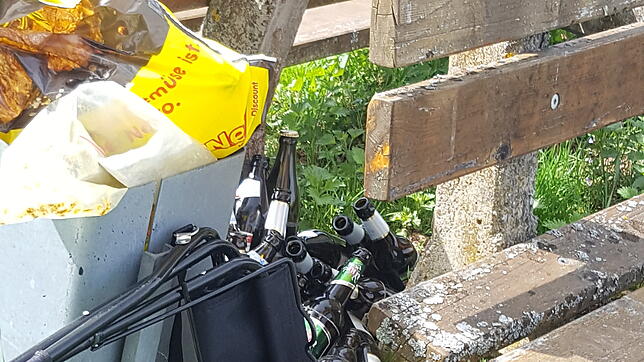 26 leere Bierflaschen am Sportplatz in Hüfingen.