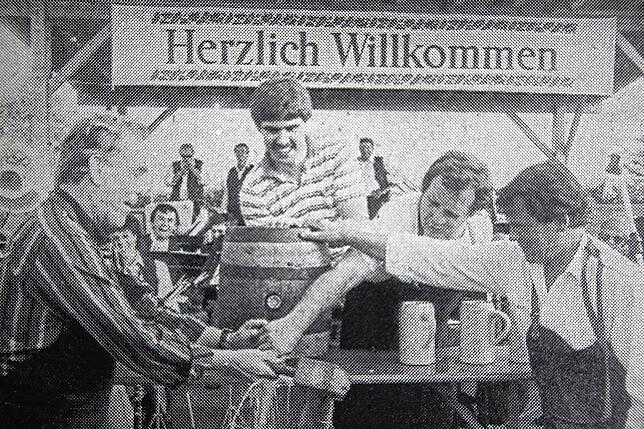 Der damalige Salemer Bürgermeister Werner Kesenheimer (links) beim Fassanstich 1985. Ihm assistierte, wie der SÜDKURIER am 23. Juli 1985 ...